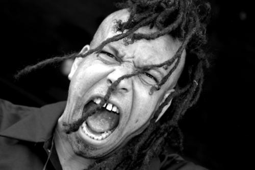 CHUCK MOSLEY (ex - Faith No More) pao na prosjački štap