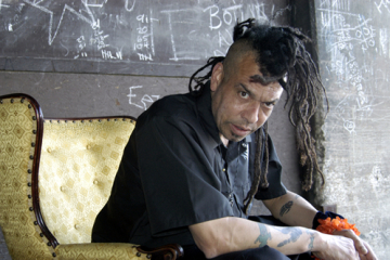 CHUCK MOSLEY (ex - Faith No More) pao na prosjački štap