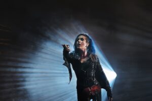 Alissa White-Gluz tijekom nastupa s bendom Arch Enemy