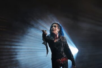 Alissa White-Gluz tijekom nastupa s bendom Arch Enemy