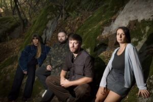 KOIKOI predstavljaju službeni spot za singl „Urnišu me šume“, s aktualnog albuma „O sreći u snovima“.