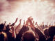 Publika na koncertu plješće i podiže ruke tijekom live nastupa