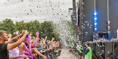 Publika ispred festivalske pozornice na open-air koncertu tijekom vodiča kroz festivale 2026 u Hrvatskoj, regiji i Europi