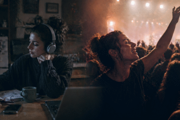 Žena sluša glazbu kod kuće sa slušalicama, dok se scena pretapa u atmosferu koncerta i publike