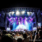 Pozornica i publika tijekom koncerta Helloweena na Ferrara Summer Festivalu
