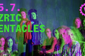 Ozric Tentacles nastupaju uživo na koncertu tijekom turneje